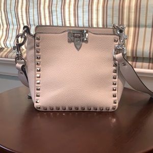 Cross-body leather bag.